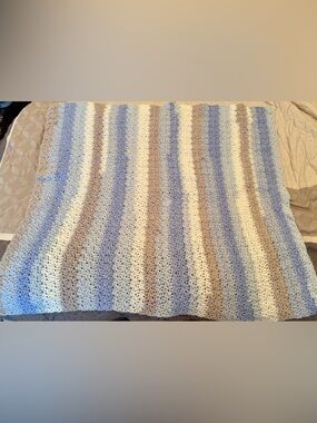Handmade Crochet Baby Blanket Neutral Blue Gray 🧶